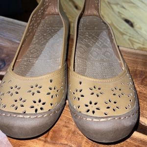 Muk Luks Womens Brown Perforated Slip On Sandy Sport Shoe Ballet Flats size 9